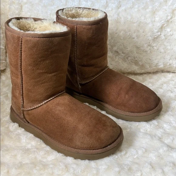 UGG CLASSIC SHORT BOOTS - Picture 2 of 11